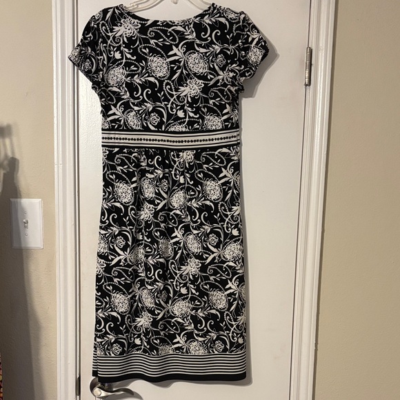 LOFT Monochrome Floral Dress - Picture 2 of 7